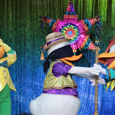 カラフルで素敵な夢が詰まった”ピニャータ”を割ります！