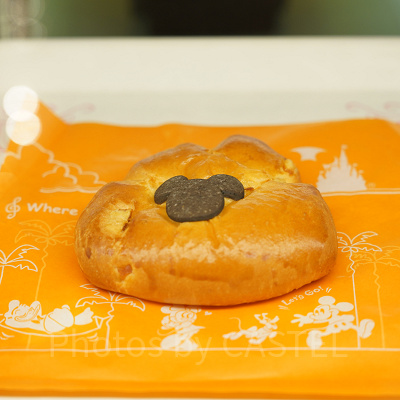 ミッキーマーク入りのクリームパン