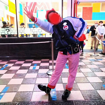マリオカフェでゲストを迎えるクルー