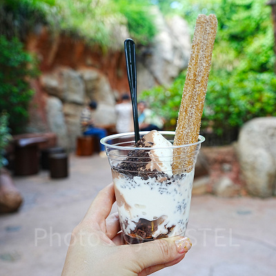 クリッターサンデー（ミッキーチュロス＆ミックスソフトクリーム）