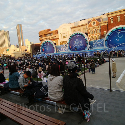 「クリスタルの約束」特別鑑賞エリアの風景（上演開始1時間半前）／USJ