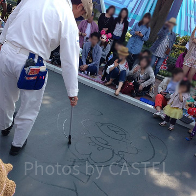 グーフィーのイラストを描くカストーディアルキャスト