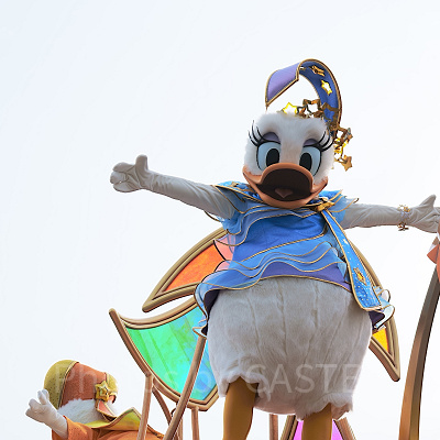 40周年コスチュームを着たデイジーダック