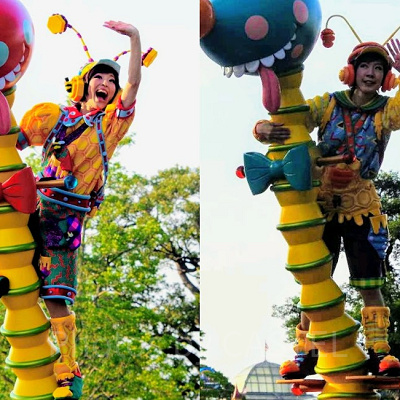 クリストファー・ロビン風の衣装を着たダンサー