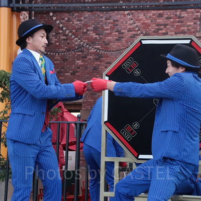 スマホを取り合うダンサーさん