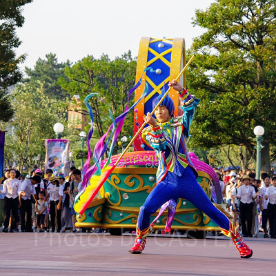 レインボーカラーのフラッグを持ったダンサー