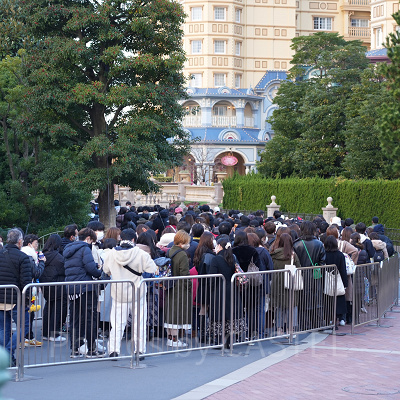 12月ディズニーランド混雑レポ：エントランス前の手荷物検査待ち列(7:10時点)