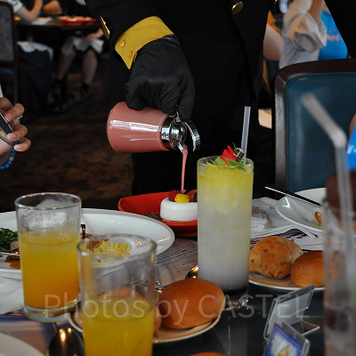 デザートにサンジから愛のこもったソースが添えられる／サンジの海賊レストラン2019