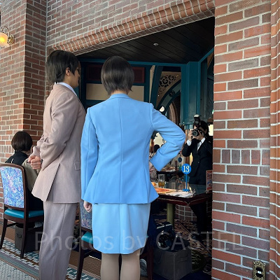 佐藤刑事&高木刑事が席の近くに!