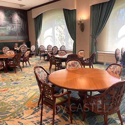 『眠れる森の美女』をテーマにしたダイニングエリア