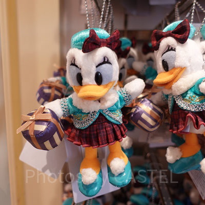 ディズニークリスマスグッズ2022：ぬいぐるみバッジ（デイジー）