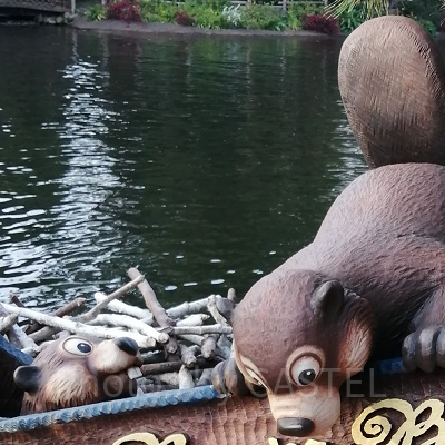 ディズニークイズ：このビーバー達が作ったとされるアトラクションは？