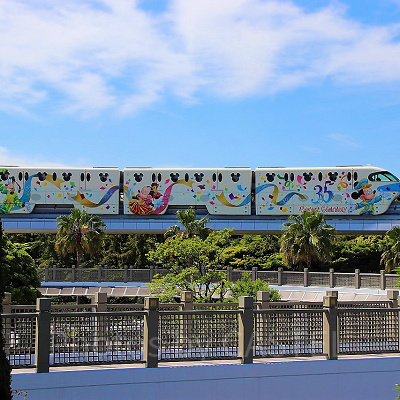 35周年ラッピングのディズニーリゾートライン