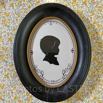 オーバルフレームに入った切り絵