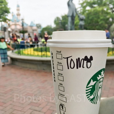 ディズニースタバ（オーロラ城前・昼・iPhoneで撮影）