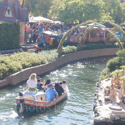 カリフォルニアアナハイムディズニーのアトラクション：おとぎの国のカナルボート