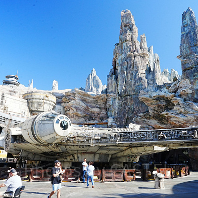 カリフォルニアアナハイムディズニー：巨大なミレニアムファルコン号