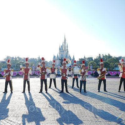 パーク開園直後に演奏中のディズニーランドバンド