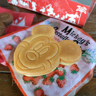 ディズニーランド食べ歩き：ミッキーカステラケーキ（ストロベリー）