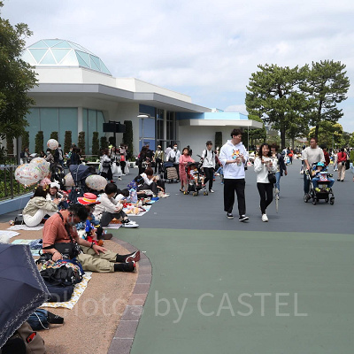 ディズニーランド5月混雑状況レポート：トゥモローランドのパレード待ち(12:00頃)