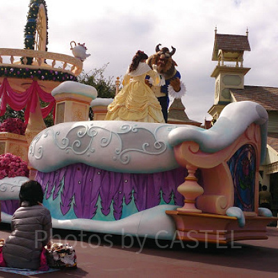 ディズニーランドのパレードのベルと野獣