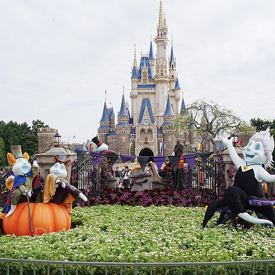 2025年のディズニーランドのハロウィンデコレーション