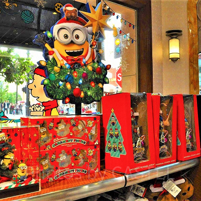 ユニバーサルスタジオストアの店内のディスプレイ（写真左がミニオンの小さなクリスマスツリー3,500円）