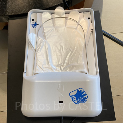 ブッフェ台近くに用意された使い捨て手袋