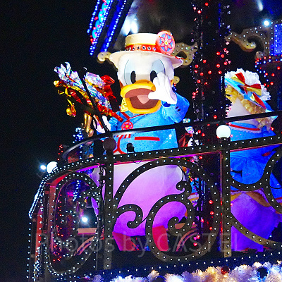 飾り手にを持ってダンスするドナルド