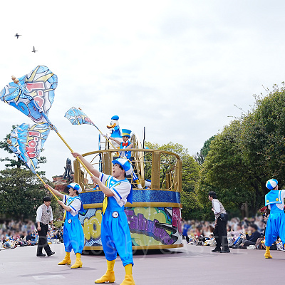 ドナルドのフロートがキャプテンフックス・ギャレー前で短時間停止