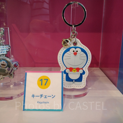 ドラえもん ぬいぐるみ キーチェーン付き 美品／どこでもドラえもん『新千歳空港限定』ボールチェーン付き