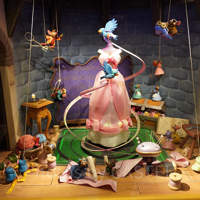 ドレスづくりのシーン シンデレラのフェアリーテイルホール