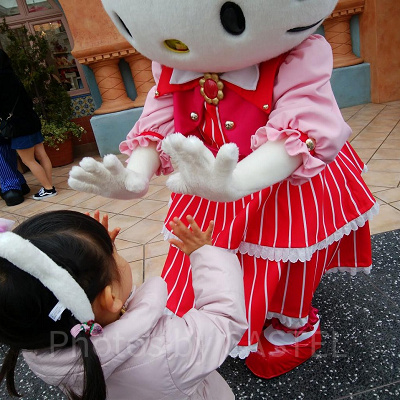 おめかししたキティちゃんとハイタッチ/USJ