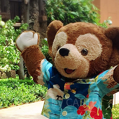 アウラニ・ディズニー・リゾート内のアロハシャツを着たダッフィー