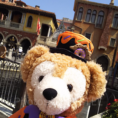 公式コスチュームを着ているダッフィー(2017年ハロウィーン)