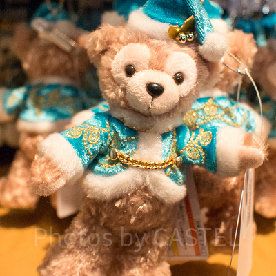 ダッフィーぬいぐるみバッジ（カラー・オブ・クリスマス）