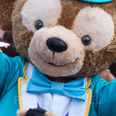 通路を歩くダッフィー