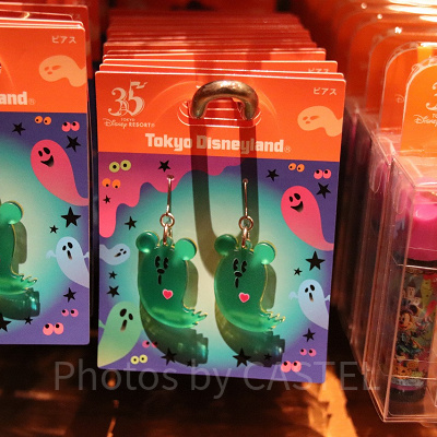 ミッキーおばけのチャームが揺れるピアス