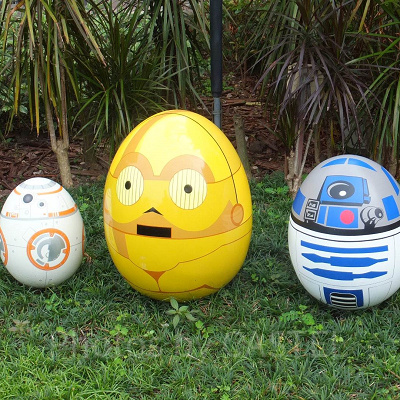 左から、BB-8・C-3PO・R2-D2のイースターエッグ