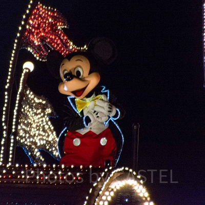 エレクトリカルパレード ミッキー（TDL・夜）<br /> 設定：300㎜ SS1/100 F6.3 ISO2000 （トリミングあり）