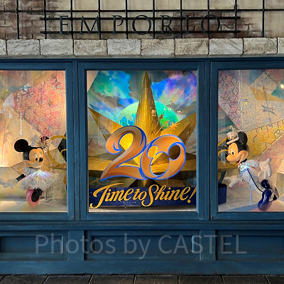 季節やイベントによって変わるエンポーリオのディスプレイ（ディズニーシー20周年）
