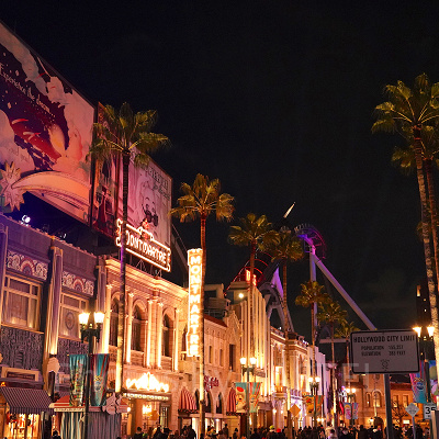 ユニバの夜はネオンの光を楽しんで