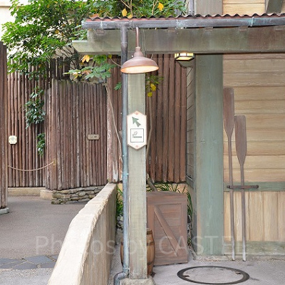 ジャングルクルーズ横の喫煙所に進む入口