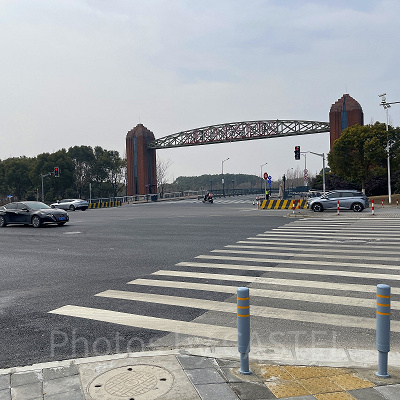 「上海国際リゾート駅」3番出口を出て左折した先にある交差点！ゲートを背に左折！