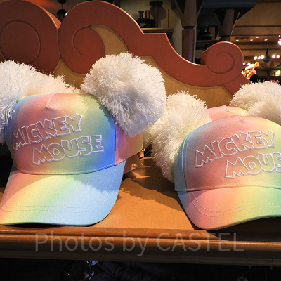 ファンシーな色合いのキャップ