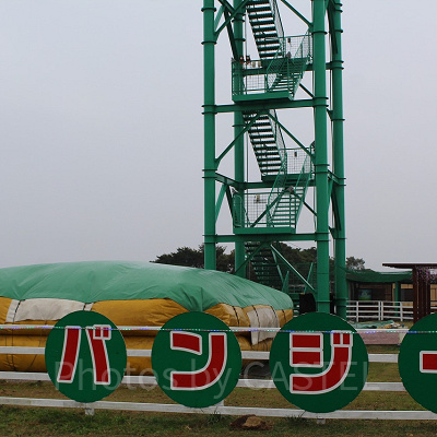 ファームバンジーのジャンプ台と着地用クッション