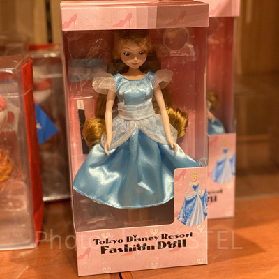 シンデレラのコスチュームを着たファッションドール