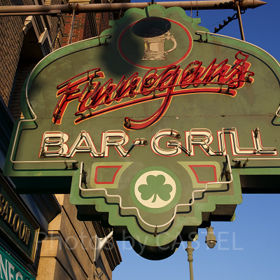 フィネガンズ・バー&グリル:入り口看板