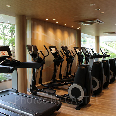 ランニングマシンが並ぶフィットネスルーム