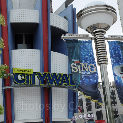 シング「バスタームーン」の旗／ユニバーサルシティーウォーク